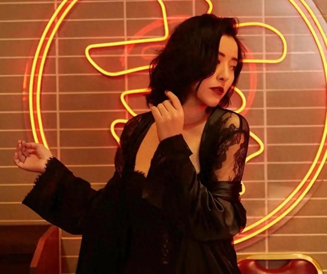 黄小蕾个人资料：抱过杜淳，追过大张伟，最后却和认识38天的男友闪婚闪孕