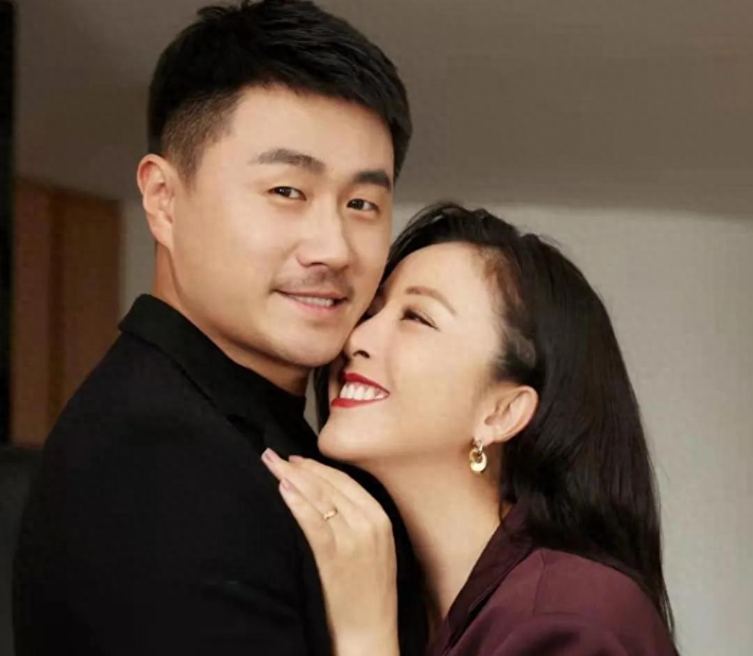 黄小蕾个人资料：抱过杜淳，追过大张伟，最后却和认识38天的男友闪婚闪孕