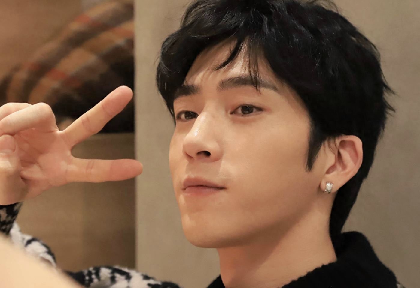 井柏然个人资料：单亲家庭长大的他，如今凭什么混的风生水起