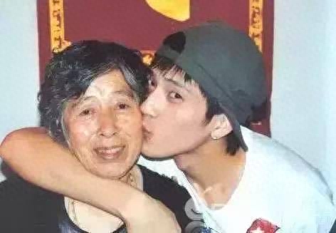 井柏然个人资料：单亲家庭长大的他，如今凭什么混的风生水起