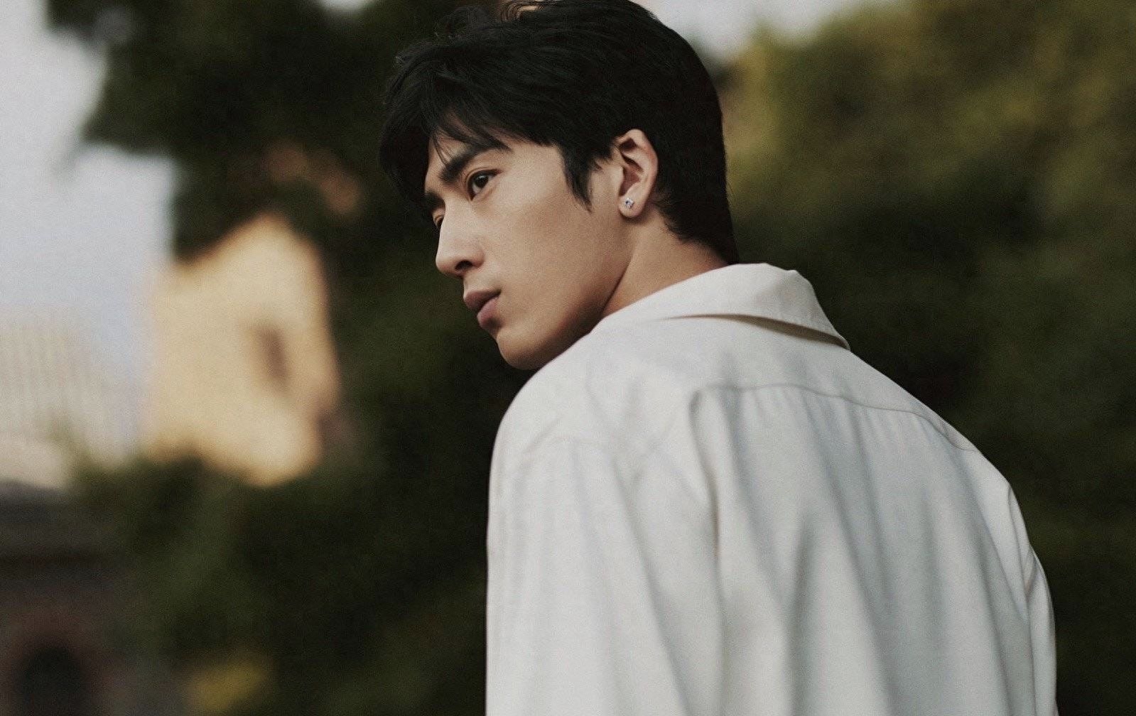 井柏然个人资料：单亲家庭长大的他，如今凭什么混的风生水起