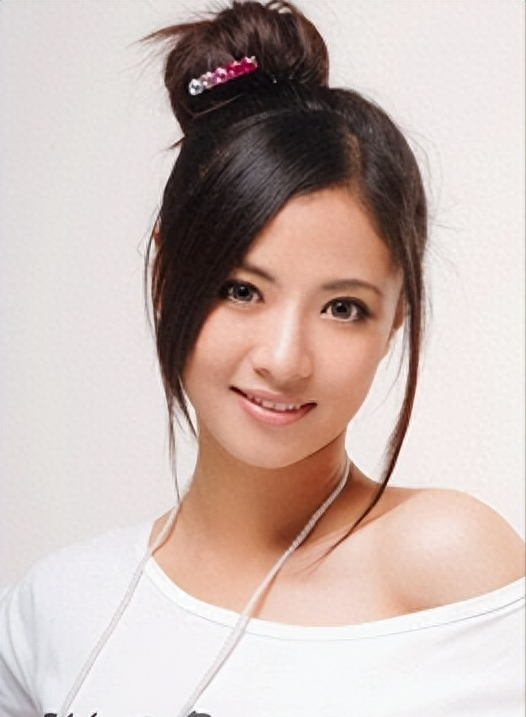 “精灵女孩”沈丽君个人资料：28岁嫁入豪门，35岁舍下一双儿女跳楼身亡