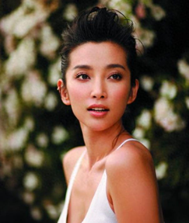 李冰冰 个人资料:50岁未婚无子,从农村女到大明星,她付出了多少“代价”