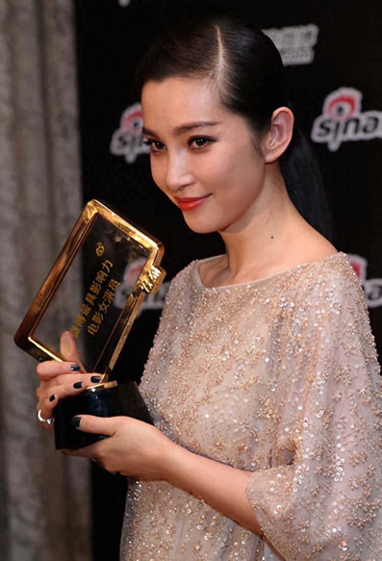 李冰冰 个人资料:50岁未婚无子,从农村女到大明星,她付出了多少“代价”