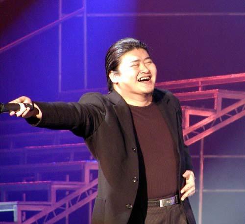 刘欢的老婆是谁(原来刘欢的老婆就是她,面相大气穿着特别,女儿刘一丝长得很漂亮)