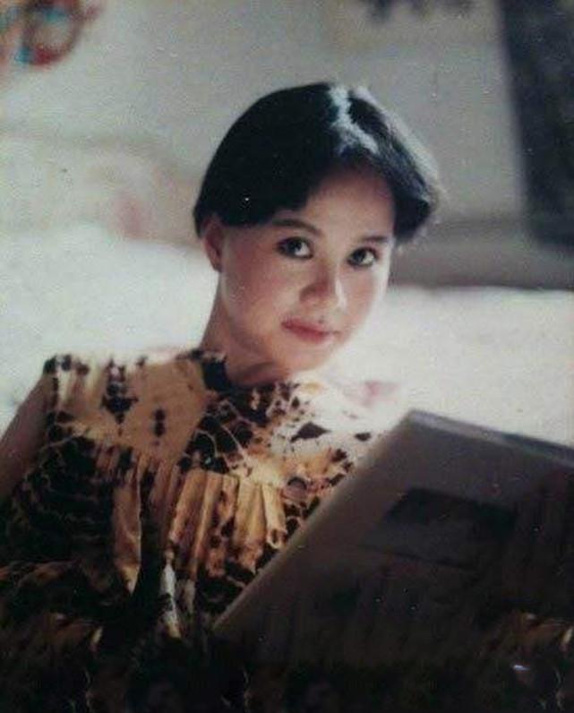 刘欢的老婆是谁(原来刘欢的老婆就是她,面相大气穿着特别,女儿刘一丝长得很漂亮)