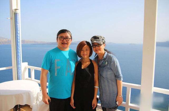 刘欢的老婆是谁(原来刘欢的老婆就是她,面相大气穿着特别,女儿刘一丝长得很漂亮)