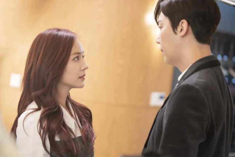 顶楼闵雪雅是谁推下去的(韩剧顶楼中,闵雪雅到底是谁杀害的?)