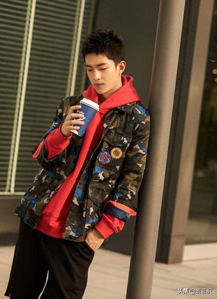 屈楚萧个人资料:因私生活被质疑,如今凭实力洗白,靠“张万森”一角爆火