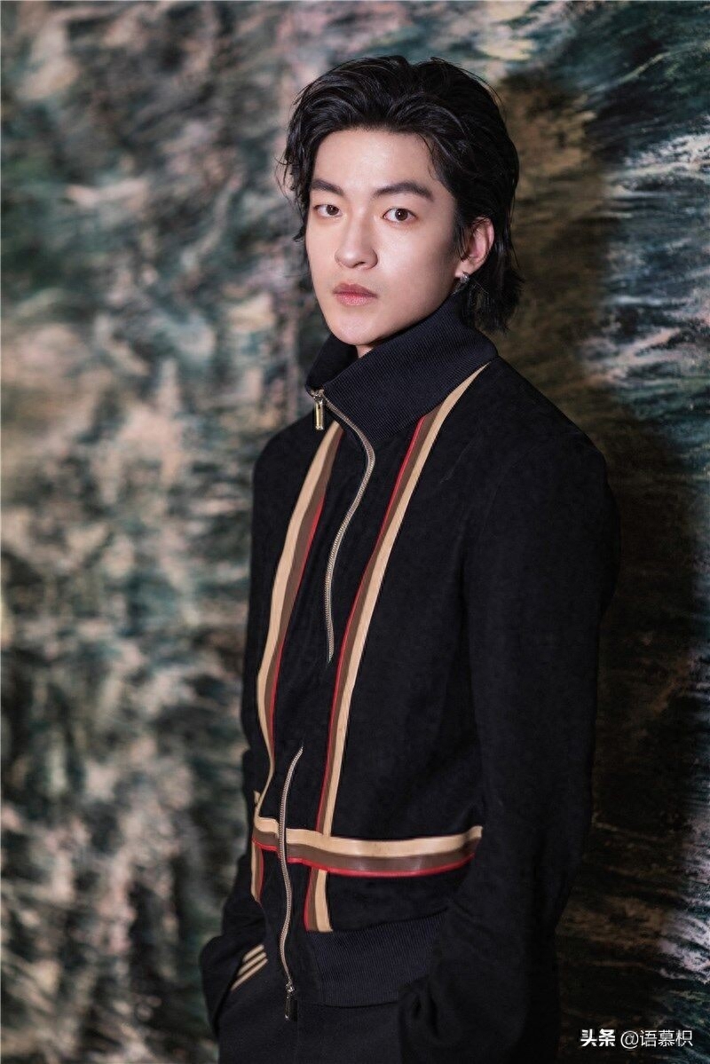 屈楚萧个人资料:因私生活被质疑,如今凭实力洗白,靠“张万森”一角爆火