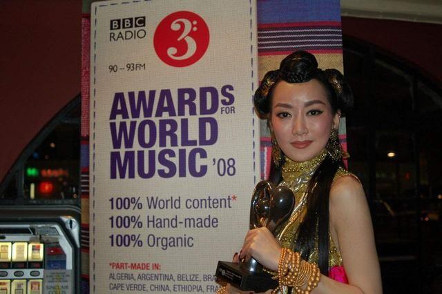 萨顶顶是谁(36岁的萨顶顶,走到今天能怪谁呢?跌落的口碑到底是回不去了)