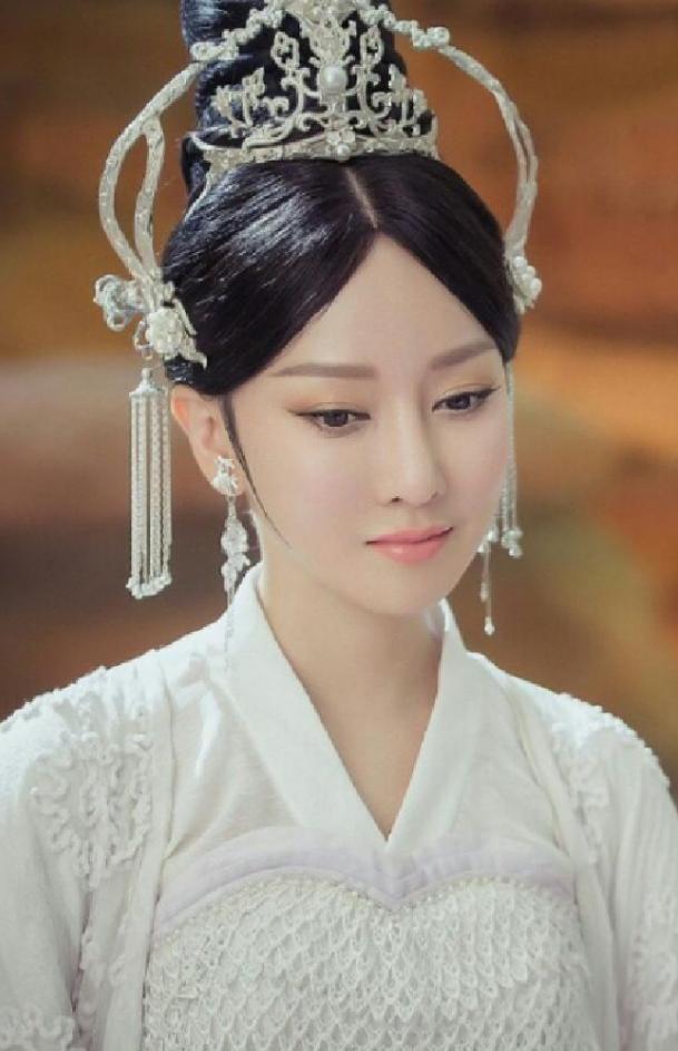 萨顶顶是谁(36岁的萨顶顶,走到今天能怪谁呢?跌落的口碑到底是回不去了)