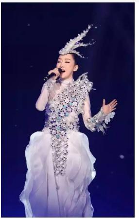 萨顶顶是谁(36岁的萨顶顶,走到今天能怪谁呢?跌落的口碑到底是回不去了)