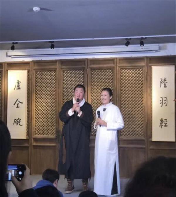 孙楠的老婆是谁(孙楠与妻子潘蔚双双幸福肥很有夫妻相,给老婆夹菜亲吻脸颊超有爱)