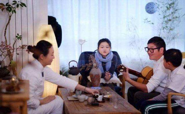 孙楠的老婆是谁(孙楠与妻子潘蔚双双幸福肥很有夫妻相,给老婆夹菜亲吻脸颊超有爱)