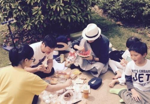 孙楠的老婆是谁(孙楠与妻子潘蔚双双幸福肥很有夫妻相,给老婆夹菜亲吻脸颊超有爱)