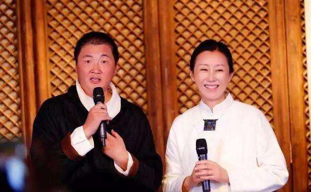 孙楠的老婆是谁(孙楠与妻子潘蔚双双幸福肥很有夫妻相,给老婆夹菜亲吻脸颊超有爱)