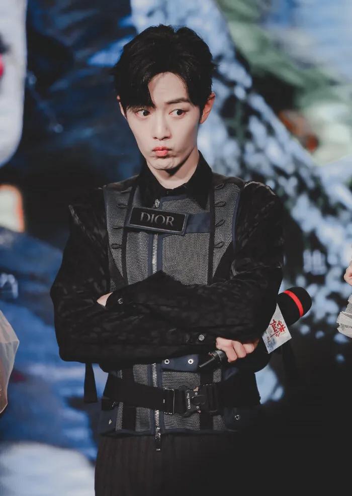 肖战个人简介和简介（肖战，从素人出道，到红透半边天的顶流，一切都是历经磨练换来）