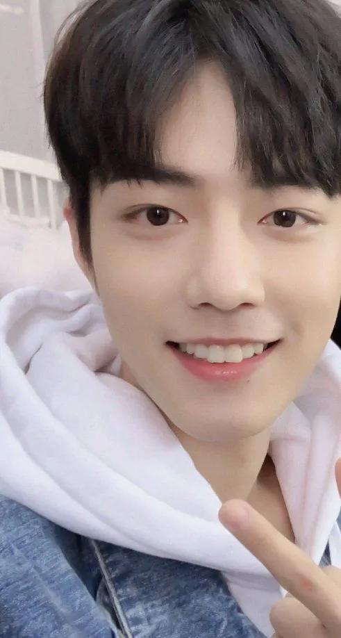 肖战个人简介和简介（肖战，从素人出道，到红透半边天的顶流，一切都是历经磨练换来）