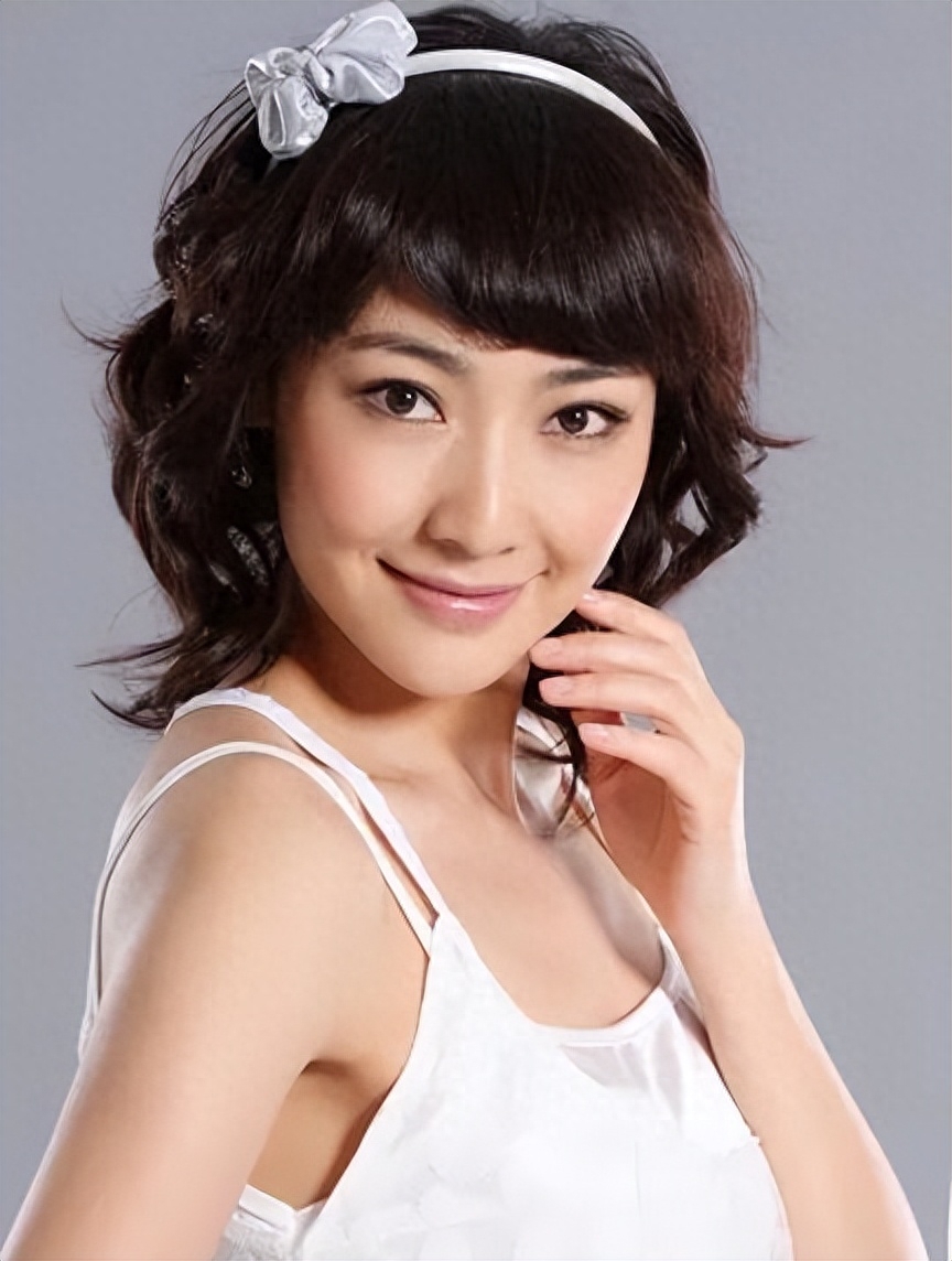 演员阿斯茹个人资料，嫁给瘫痪的谷智鑫，结婚9年生两子