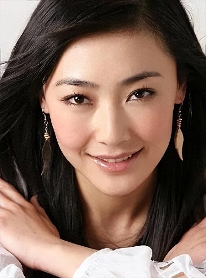 演员阿斯茹个人资料，嫁给瘫痪的谷智鑫，结婚9年生两子