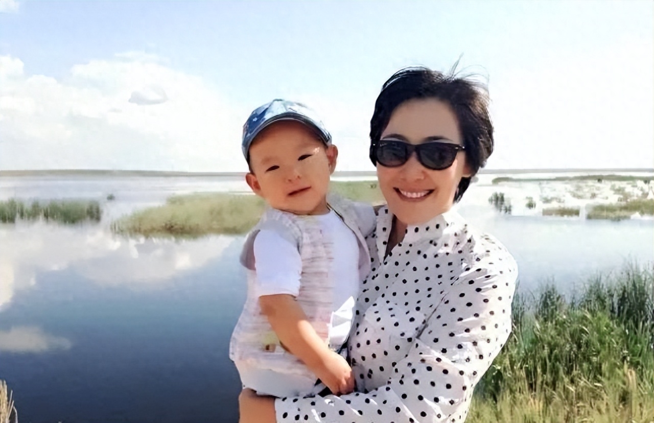 演员阿斯茹个人资料，嫁给瘫痪的谷智鑫，结婚9年生两子