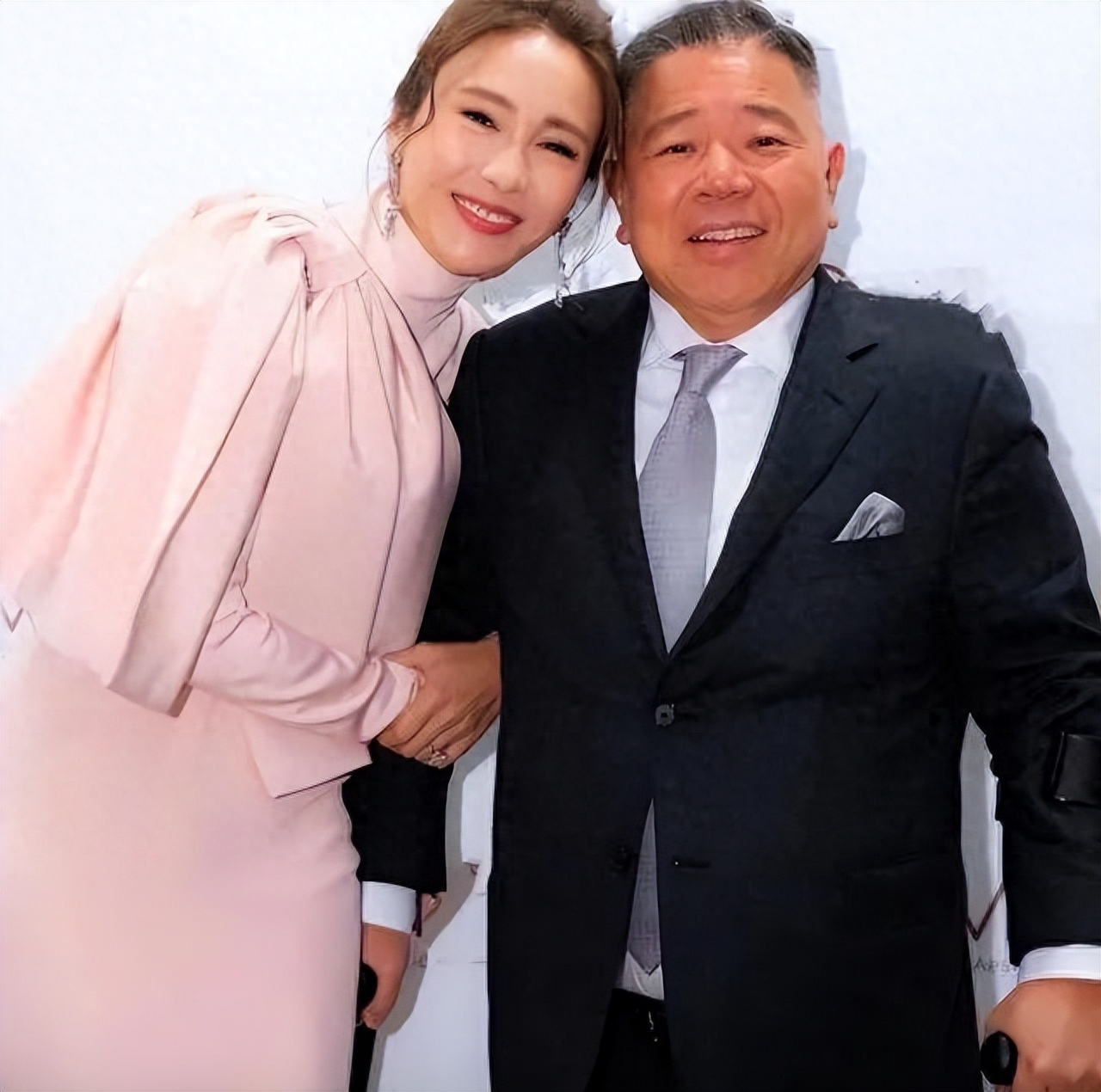 演员黎姿个人资料:嫁残疾丈夫生3个女儿,如今她还好吗?