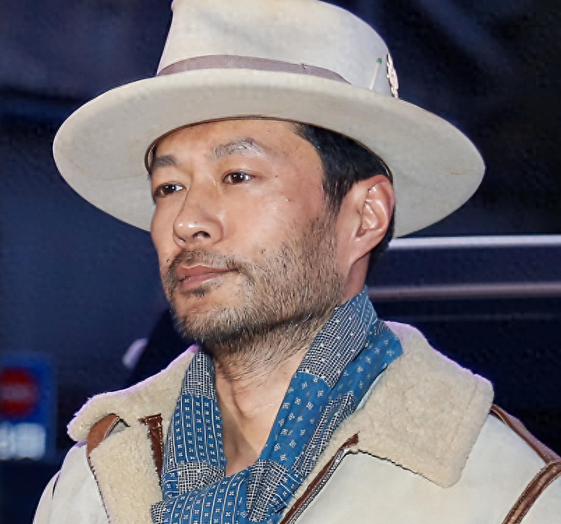 演员谭凯个人资料：51岁仍未婚，有北京户口依然选择定居青岛