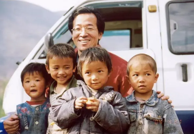 俞敏洪老婆是谁(“凤凰男”俞敏洪:婚前卑微婚后弱势,岳父是我做人的榜样)