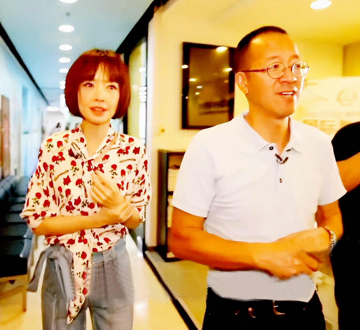 俞敏洪老婆是谁(“凤凰男”俞敏洪:婚前卑微婚后弱势,岳父是我做人的榜样)