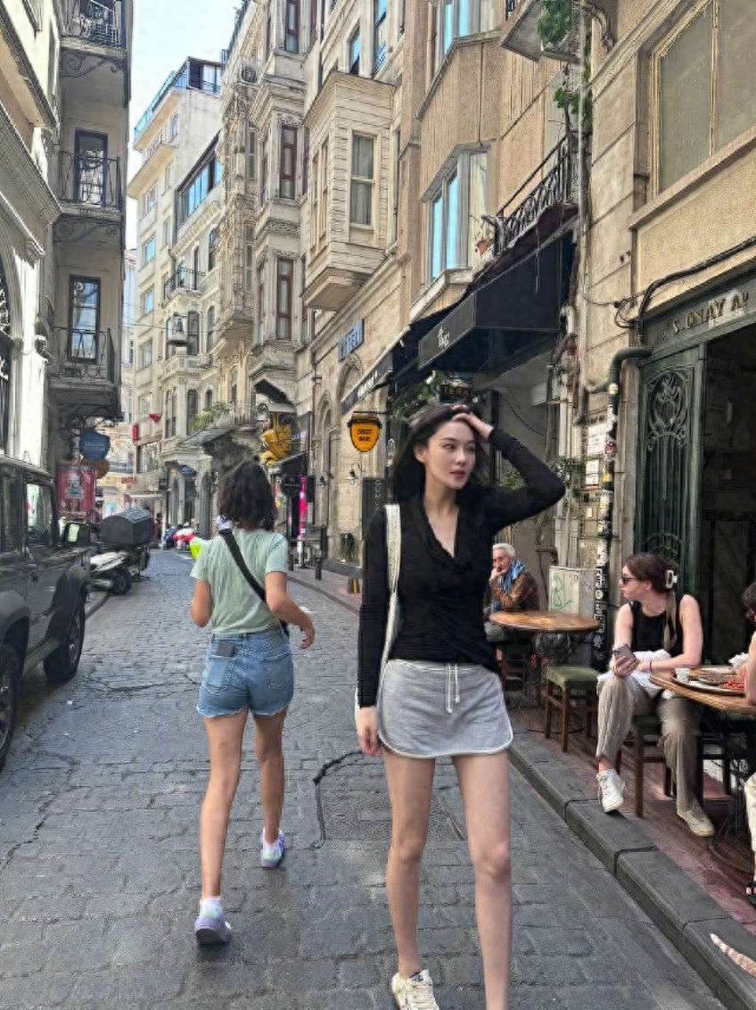 张馨予个人资料:从平面模特到军嫂,她的故事充满了戏剧性的转变和挑战