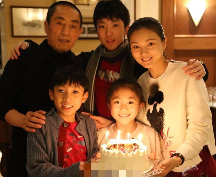 张艺谋的老婆是谁(张艺谋妻子陈婷晒全家福,一家五口好温馨,小31岁娇妻似两辈人)