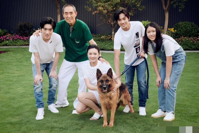 张艺谋的老婆是谁(张艺谋妻子陈婷晒全家福,一家五口好温馨,小31岁娇妻似两辈人)