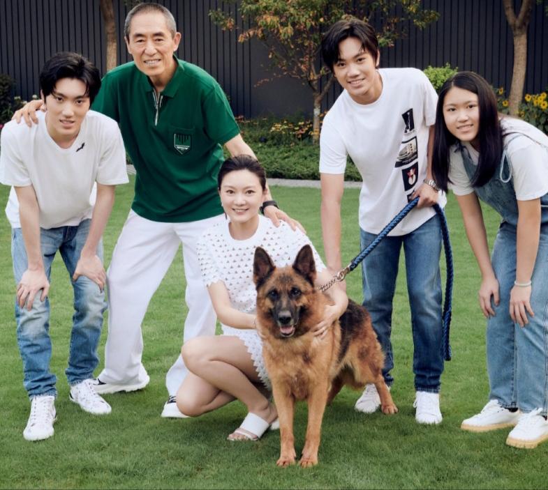 张艺谋的老婆是谁(张艺谋妻子陈婷晒全家福,一家五口好温馨,小31岁娇妻似两辈人)