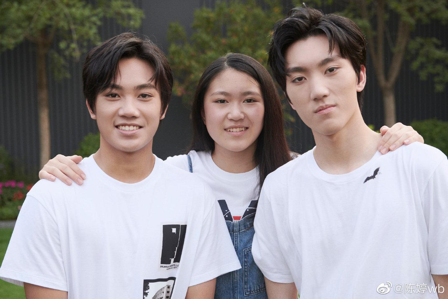 张艺谋的老婆是谁(张艺谋妻子陈婷晒全家福,一家五口好温馨,小31岁娇妻似两辈人)