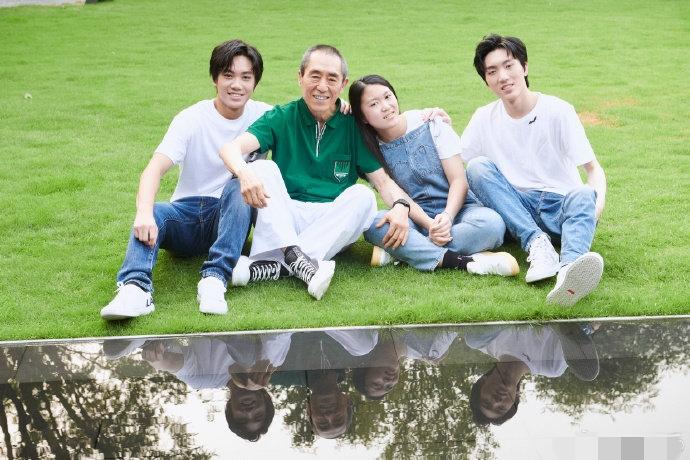 张艺谋的老婆是谁(张艺谋妻子陈婷晒全家福,一家五口好温馨,小31岁娇妻似两辈人)