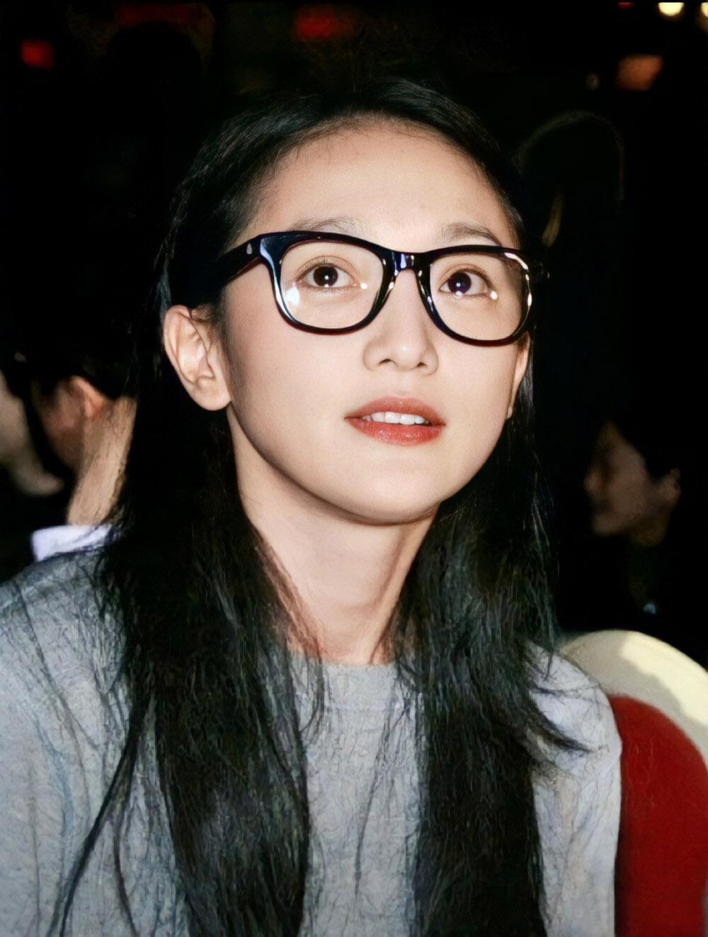 周迅简历个人简介（周迅：离过一次婚，情归小13岁男友卓越，48岁的她幸福了吗？）